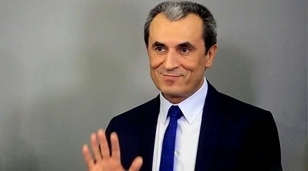 Орешарски още ходи с охрана