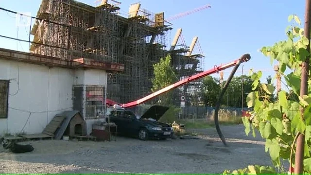 30-тонна бетонна помпа се стовари върху автомобил в София