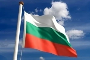 Пиян ученик запали българското знаме