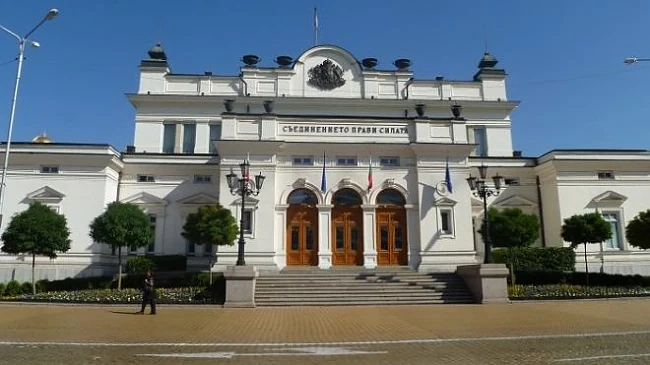 Спешни совалки в парламента заради промените в Конституцията
