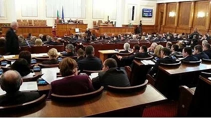 Разглеждането на промените в Конституцията отпадна 
