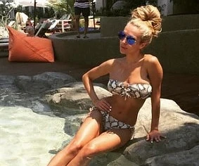 Русата Златка показва секси тяло на морето