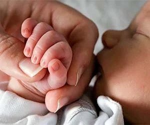 Доктори от две болници спасиха родилка и нейното бебе