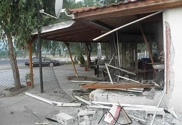 Кола влетя в заведение край Симитли и го събори (СНИМКИ)