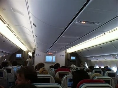 Турски самолет кацна извънредно в Полша