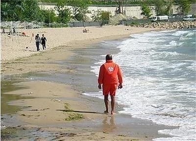 Шок! Откриха труп на мъж на плажа във Варна