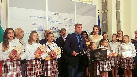 Каракачанов и „Азбукари“ представиха образователна игра по история