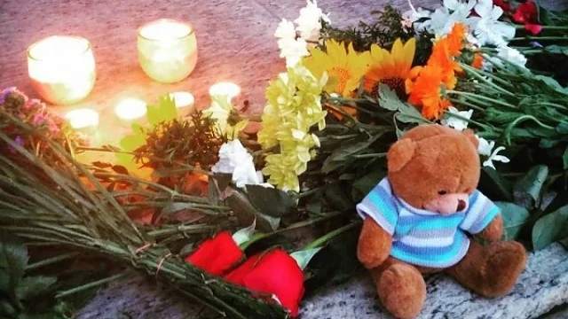Десетки опечалени граждани поставят цветя пред президенството