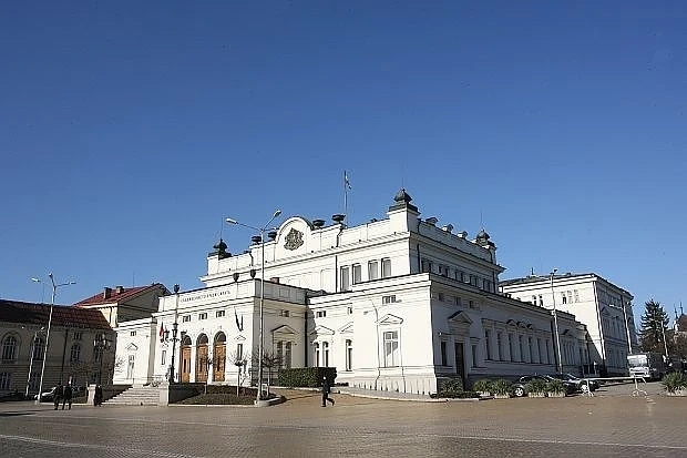 Властта взима отпуски на смени