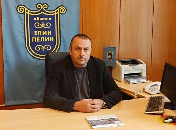 Свален ли е кметът на Елин Пелин?