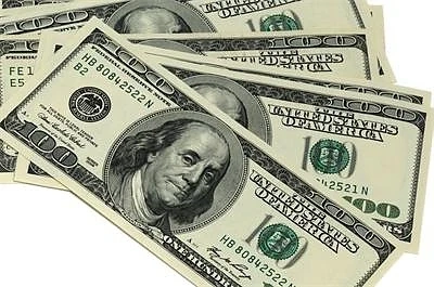 Задържаха лица продавали вълшебна вода, превръщаща хартия в 100 долара 