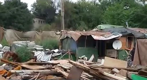 Събарят незаконните постройки в ромската махала \