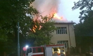 Изгоря покривът на помощно училище в Пловдив (СНИМКИ)