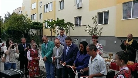 Откриха първия безплатно саниран блок (СНИМКИ)