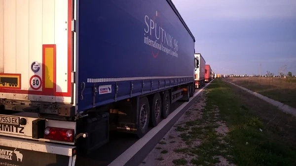 Изнервен румънски шофьор мина през крака на български полицай