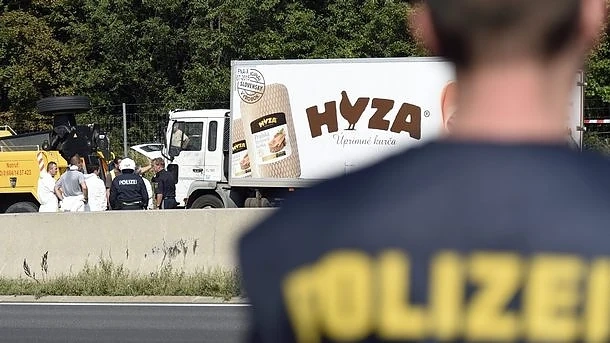 Над 70 са загиналите изоставения в камион в Австрия 