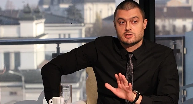 Бареков остава \