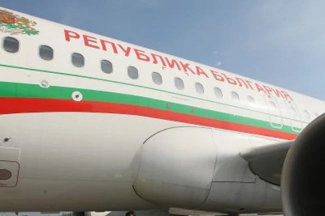 Правителственият „Фалкон“ вече е на летище София