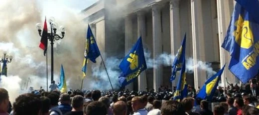 Нов Майдан в Киев с мощна експлозия пред парламента (СНИМКИ)