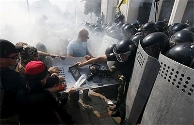 122 души са пострадали и един загинал по време на протестите в Киев