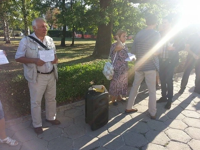 Атакуваха депутатите с домати! (СНИМКИ)