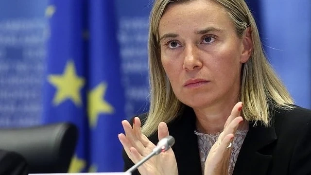 Представител на ЕС предлага да се унищожат корабите превозващи бежанци