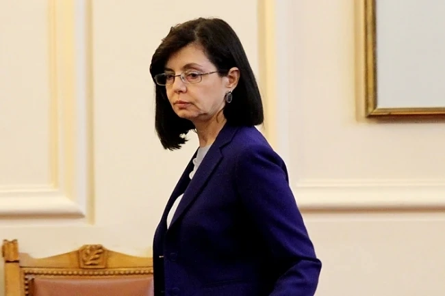 Кунева пред оставка след паднал закон 