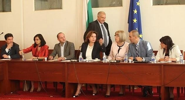 Министри са в парламента да затягат коалицията