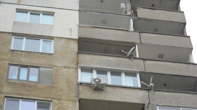 Пиян падна от терасата върху колата на домакина си