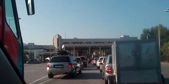 Километрична опашка от автомобили на „Кулата\