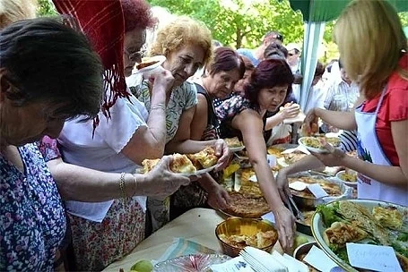 Наплив за баници на фестивал в Кърджали. Ангелкова точи кори (СНИМКИ) 