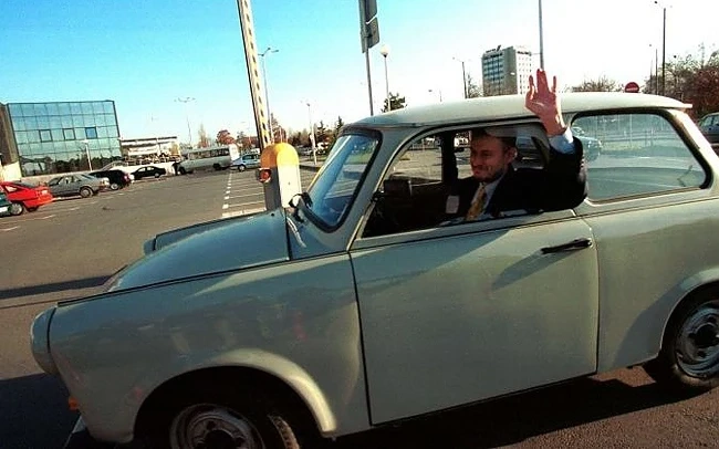 Соломон Паси дарява трабанта си 