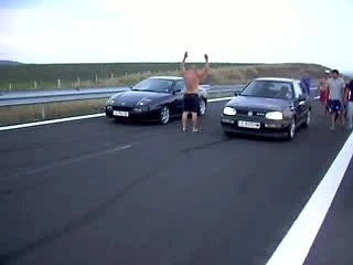 Джигити с автомобили въртят гуми на руска рулетка