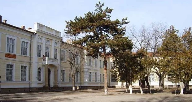 Главен счетоводител на ловешка гимназия присвоил 100 бона