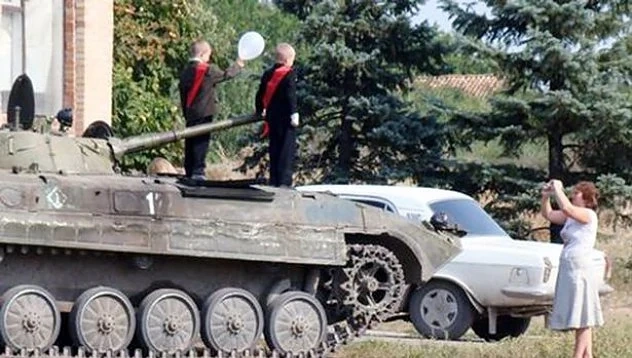 Малчугани отидоха на първия учебен ден с танк