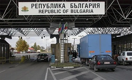 Остават в ареста граничарите приели 700 лева подкуп
