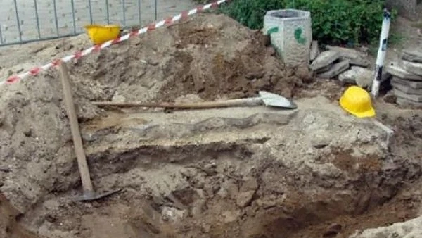Земна маса затрупа работник в Исперих