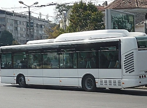 Чалга тресе автобус по линия номер 66 в Пловдив