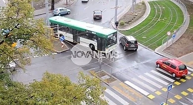 Автобус в насрещното на \