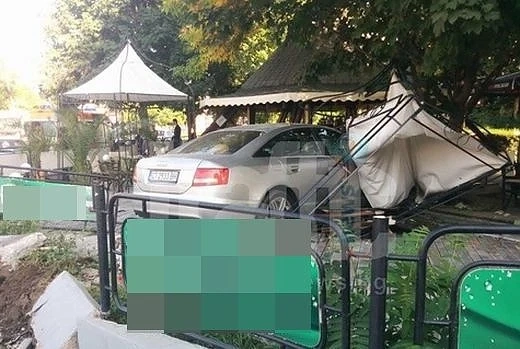 Ауди мина на червено и се заби в пловдивско кафене (СНИМКА)