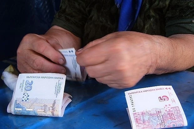 Измамници представящи се за хора на ВИК обират хора