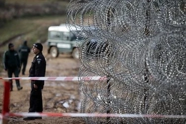 Наши разузнавачи разпитват бежанци на границата