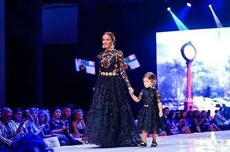 Николета Лозанова дефилира с дъщеря си Никол (СНИМКИ)