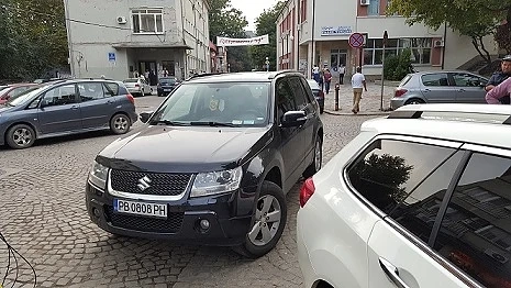 Вижте как паркира общински служител в Пловдив (СНИМКИ)
