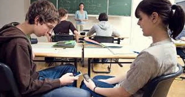 Забраняват мобилните телефони в училище