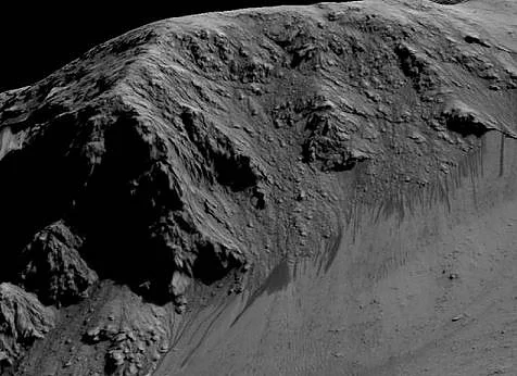NASA показва вероятни следи от вода по склоновете на марсиански кратер