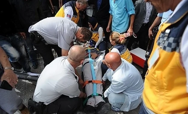 Автобус се вряза в автобусна спирка и уби 12 души
