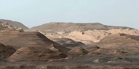Марсоходът Curiosity засне уникален планински пейзаж