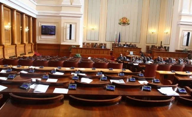 Парламентът отново празен!