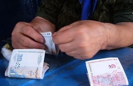 Излъгаха баба със 720 лева 